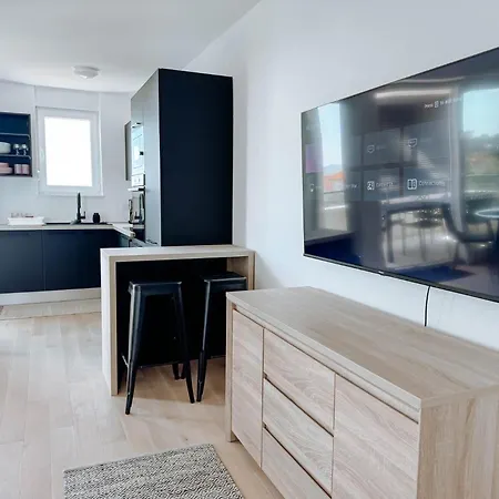 Апартаменти 3 Bedroom La Casa Marcina *